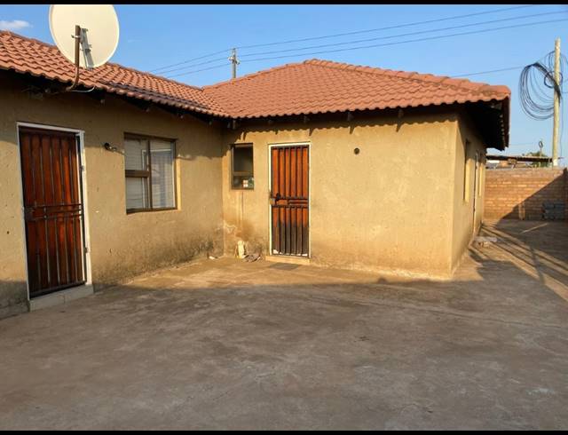 6 BEDROOM HOUSE FOR SALE IN MOLELEKI